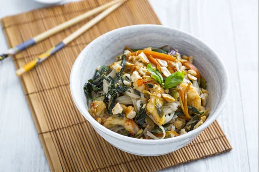 Noodles with prawns and vegetables