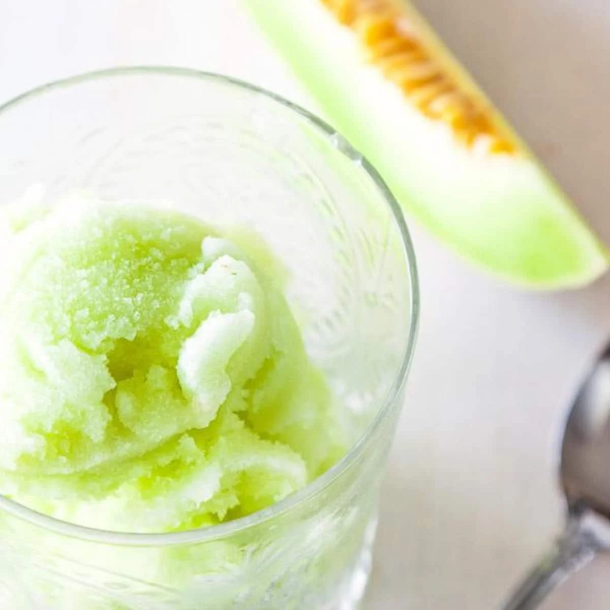 Sorbetto al melone honeydew, cetriolo e fiori di sambuco