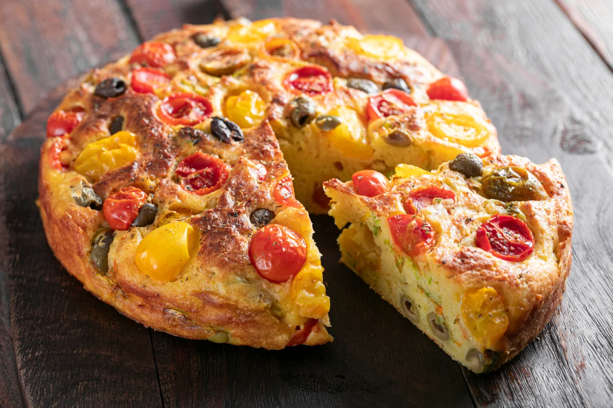 Tarta salada de 12 cucharadas con tomatitos cherry y aceitunas