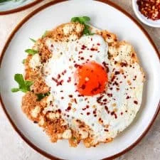 Huevos fritos con feta crujiente