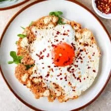 Huevos fritos con feta crujiente