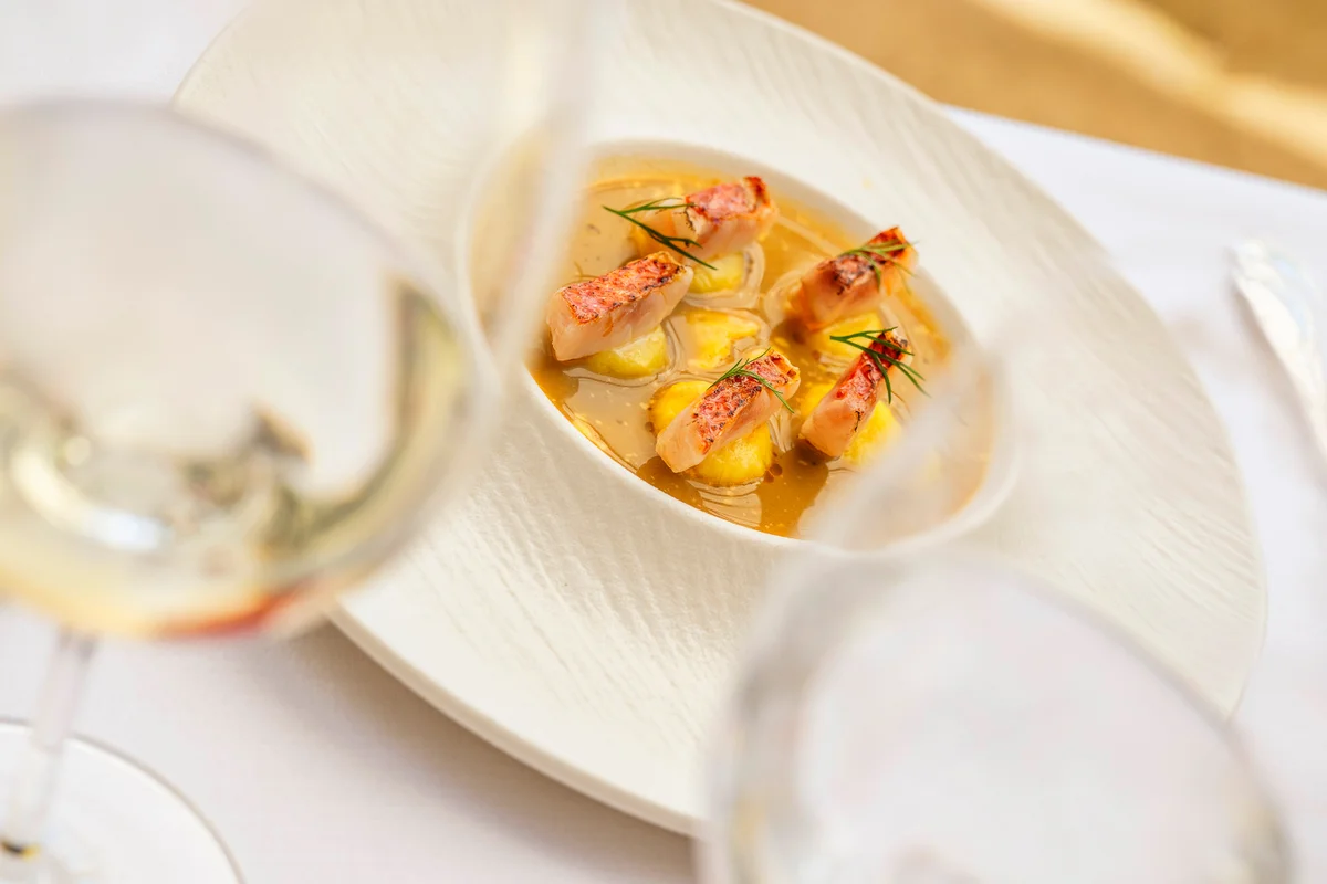 Soupe de poisson, rouille marseillaise, gnocchi de pomme de terre à l’estragon et gambero rosso