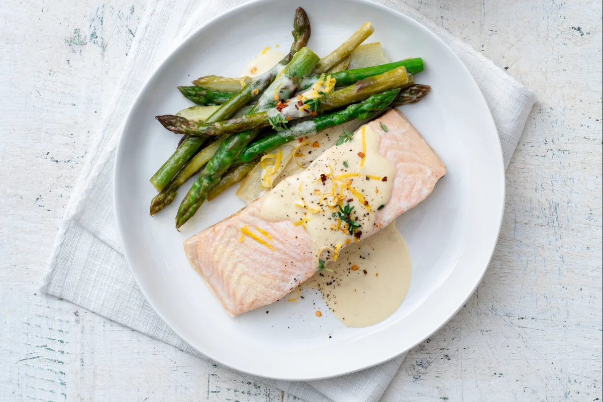 Filetes de salmón con espárragos y nata