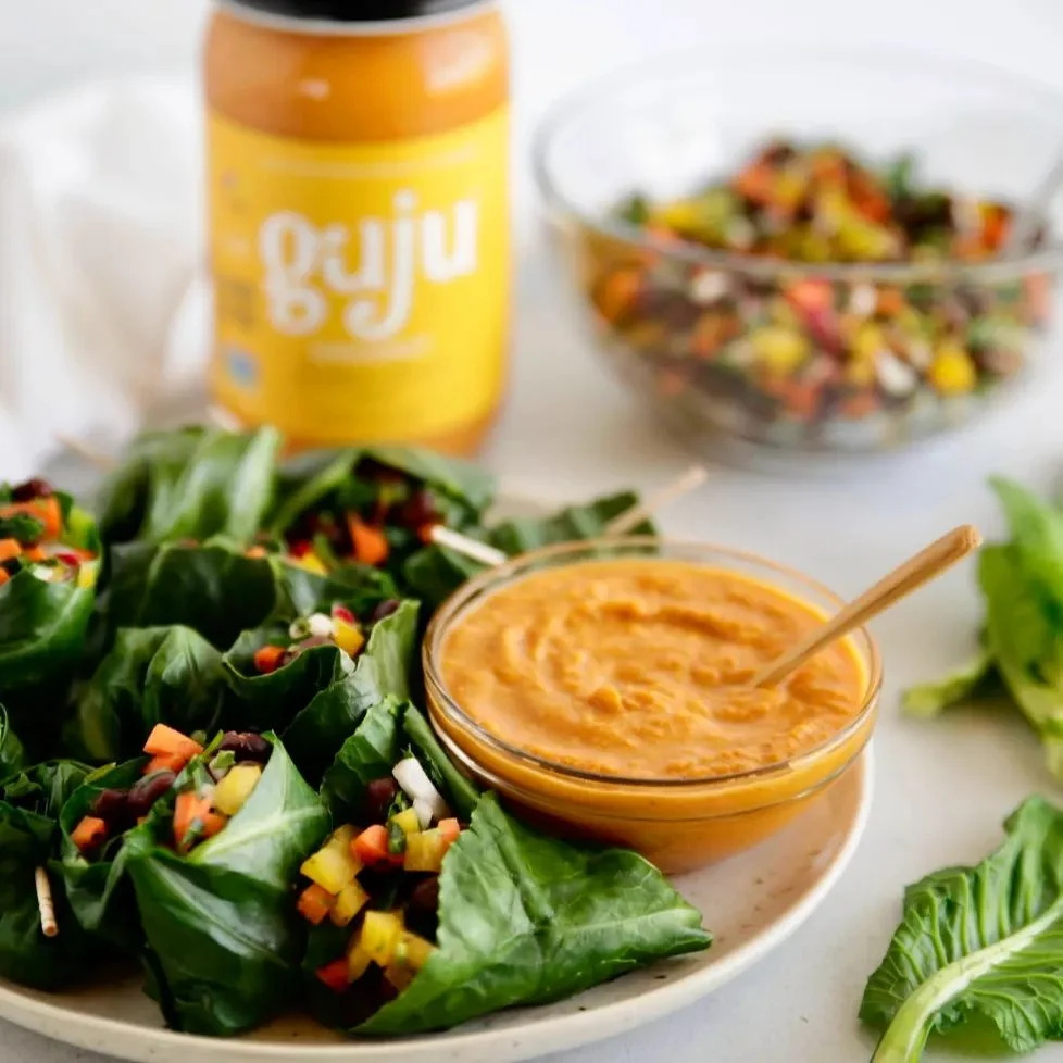 Pflanzliche Collard-Wraps mit Kokos-Curry-Sauce