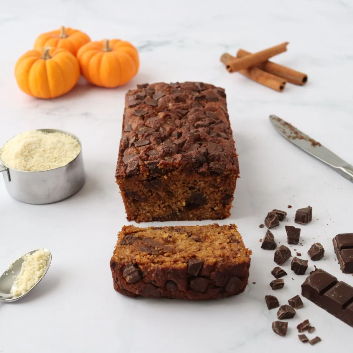 Pane alla zucca con farina di mandorle e gocce di cioccolato (senza glutine, paleo, vegano)