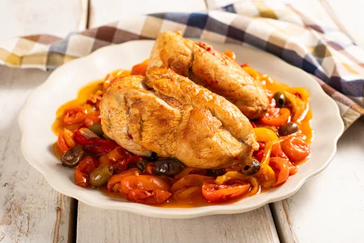 Pechuga de pollo pimientos y aceitunas