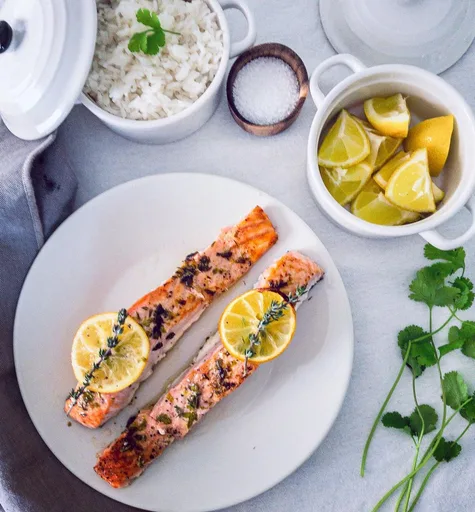 Salmão com manteiga de limão e ervas
