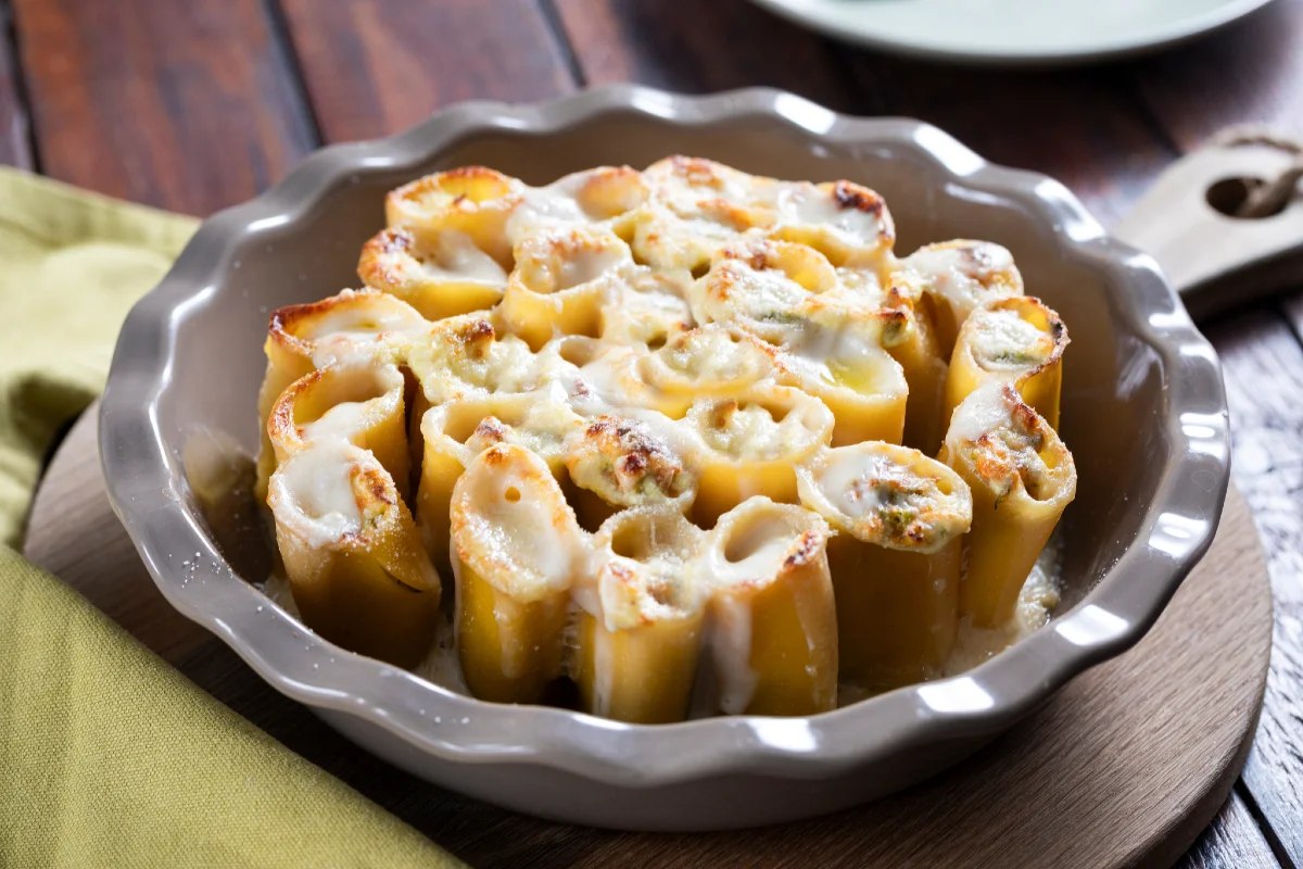 Paccheri gratinados com ricota e flores de abobrinha
