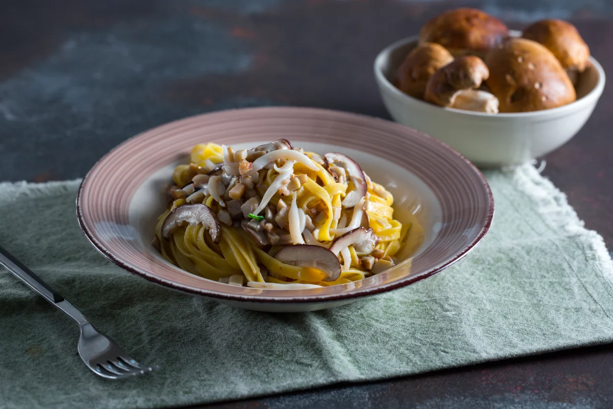 Tagliatelle com sépia e cogumelos