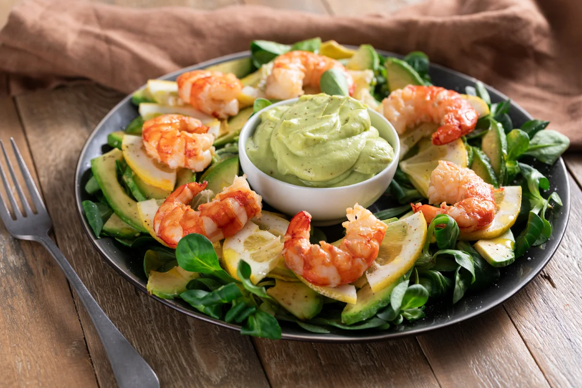 Ensalada con langostinos y aguacate