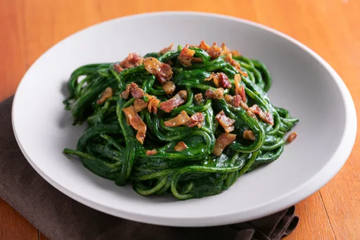 Pasta con crema de espinacas y panceta crujiente