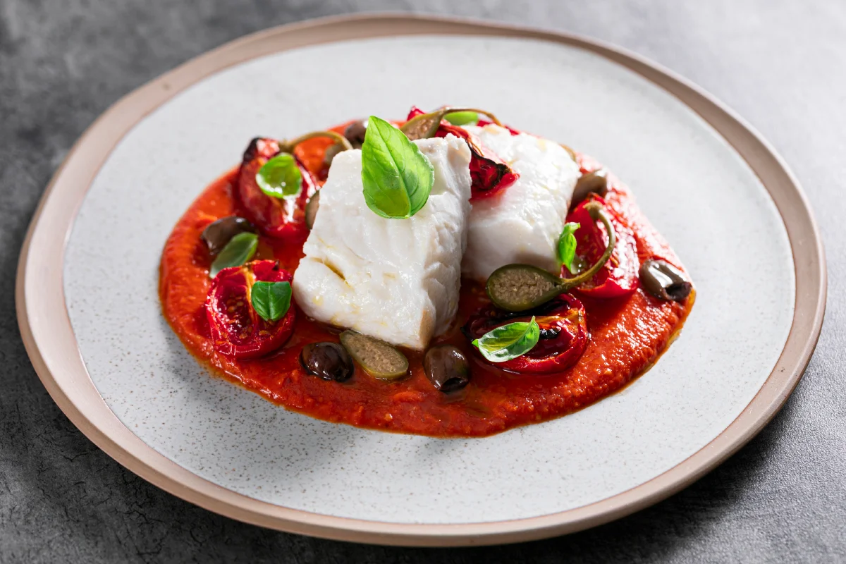 Filete de bacalao al vapor con tomates y alcaparras