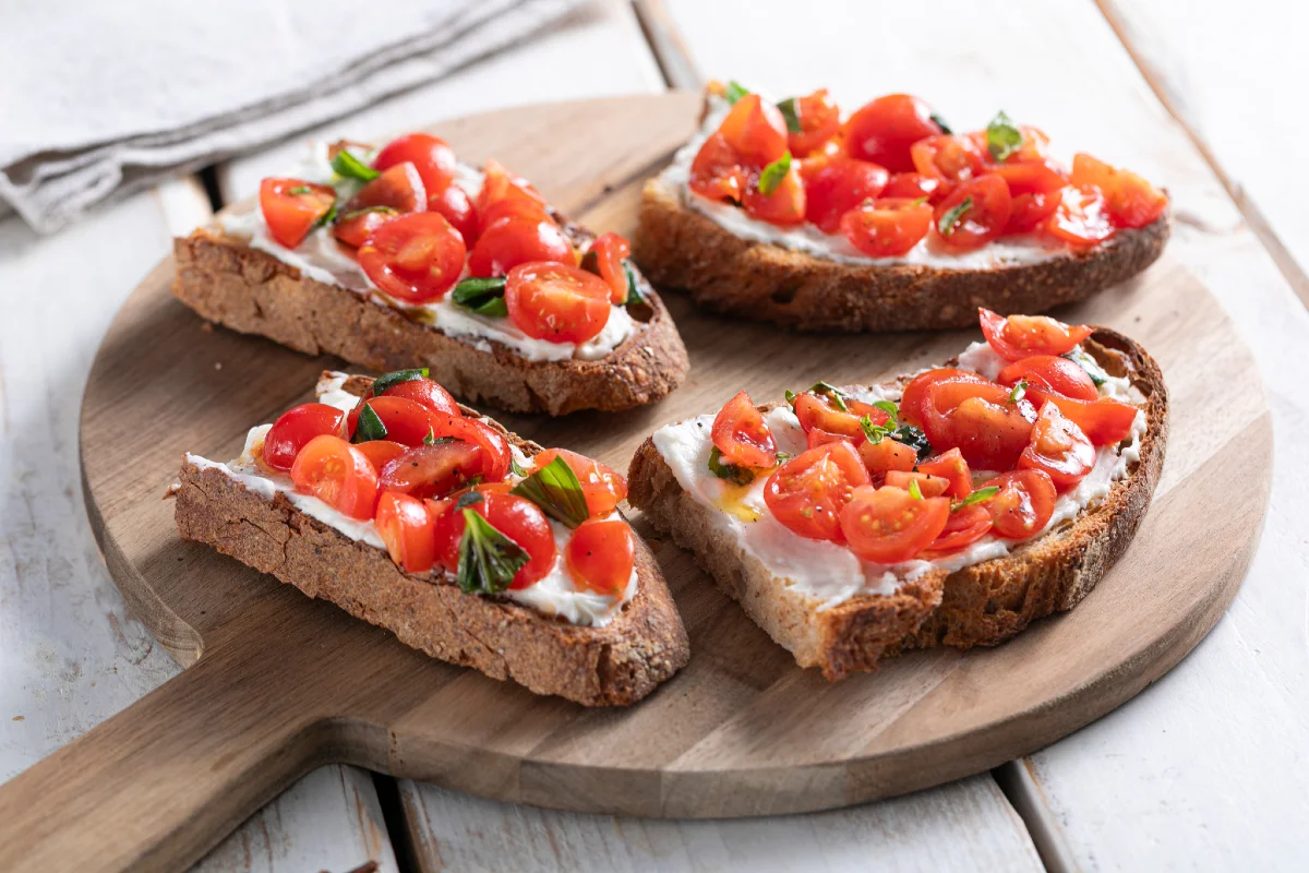Bruschettas con queso y tomatitos