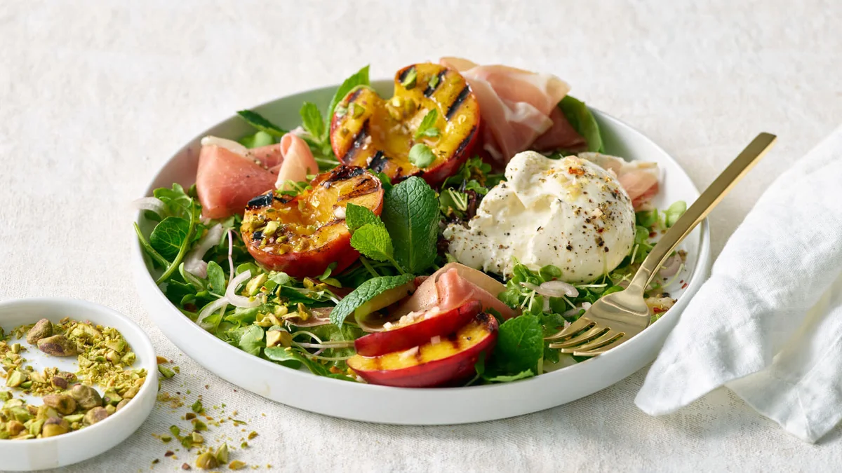 Insalata di pesche e burrata