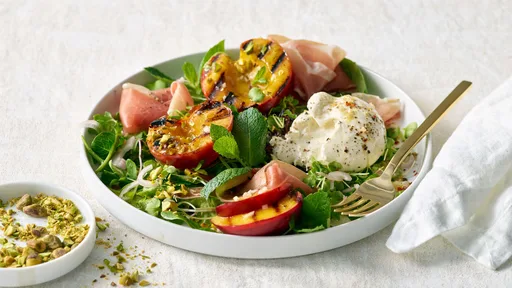 Insalata di pesche e burrata
