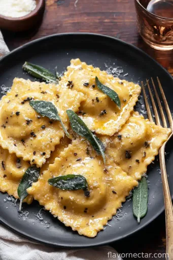 Raviolis de calabaza moscada con salsa de mantequilla avellanada y salvia