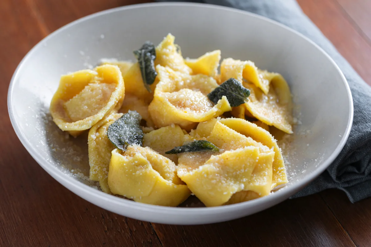 Tortelli di zucca con mostarda e scorza di limone