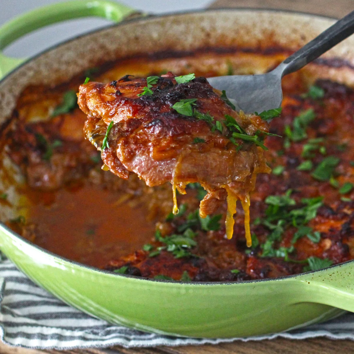 Sobrecoxas de frango com cebola à francesa