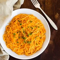 Milchfreie Pasta mit gerösteter roter Paprika
