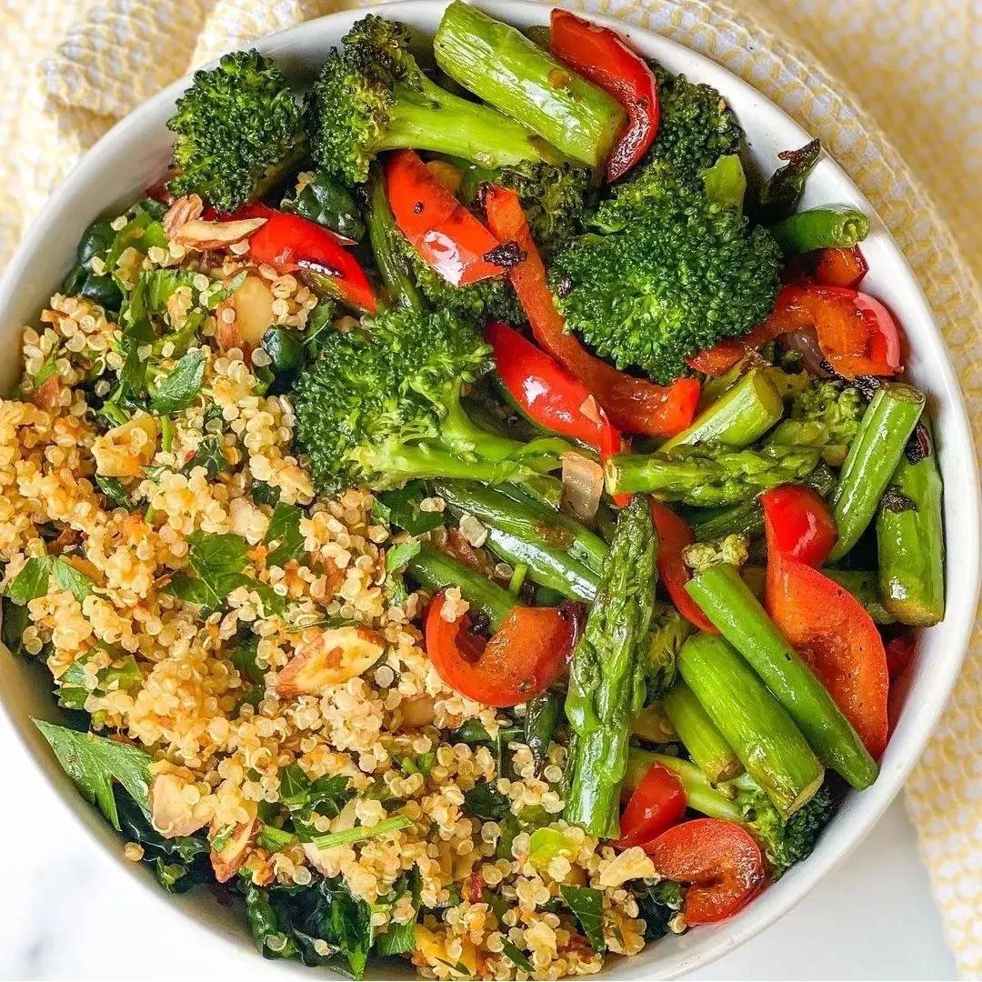 Quinoa con verdure arrosto e tahina piccante al limone e alle erbe