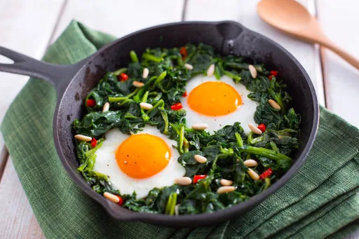 Friarielli e huevos en sartén
