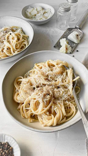 Espaguete cacio e pepe