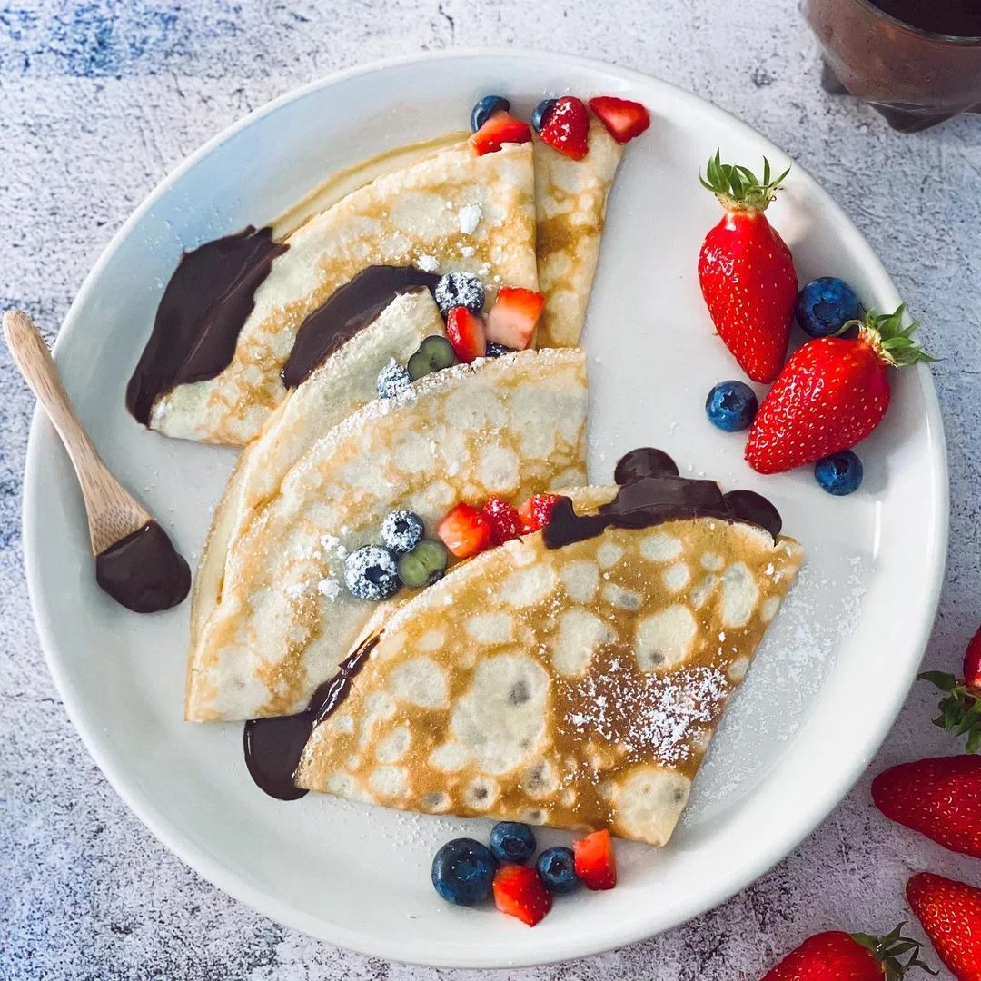 Crêpes francesi con salsa al cioccolato