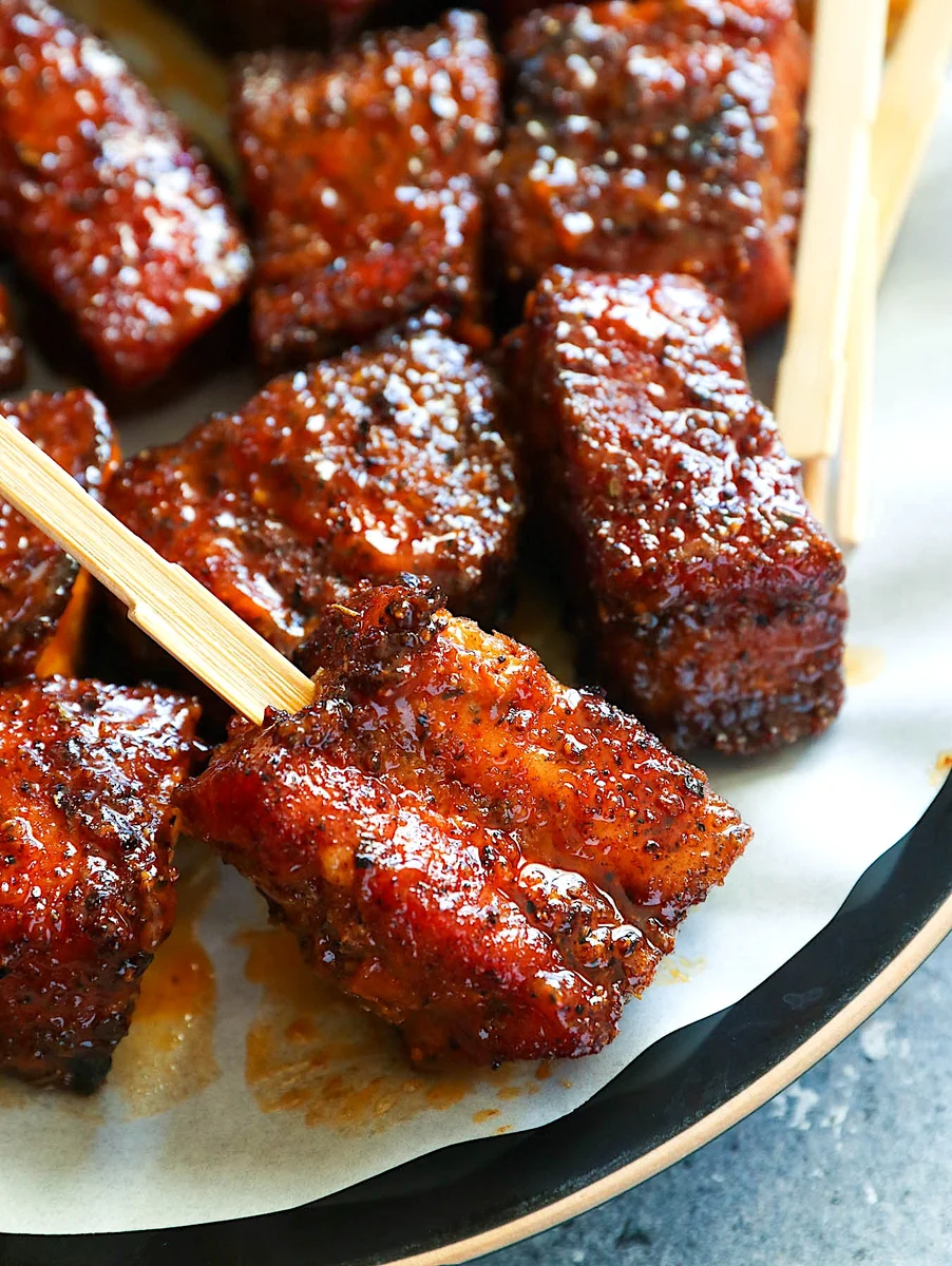 Burnt ends de poitrine de porc