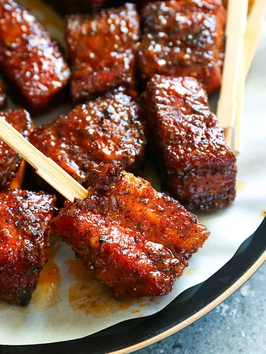 Burnt ends de poitrine de porc