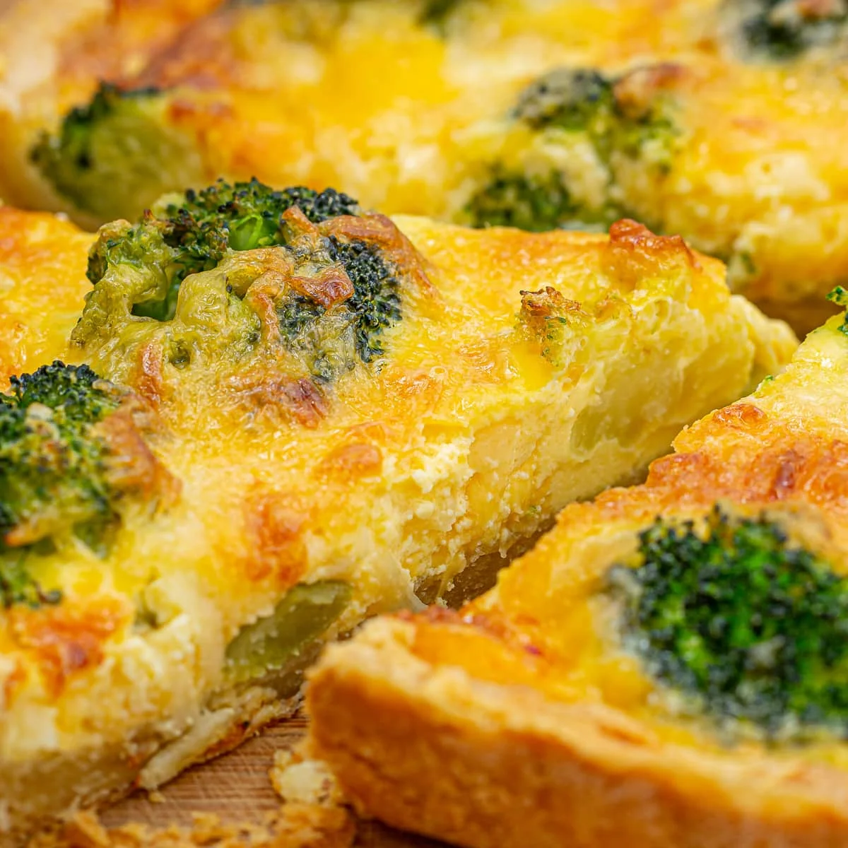 Quiche cremosa de brócoli y cheddar infalible