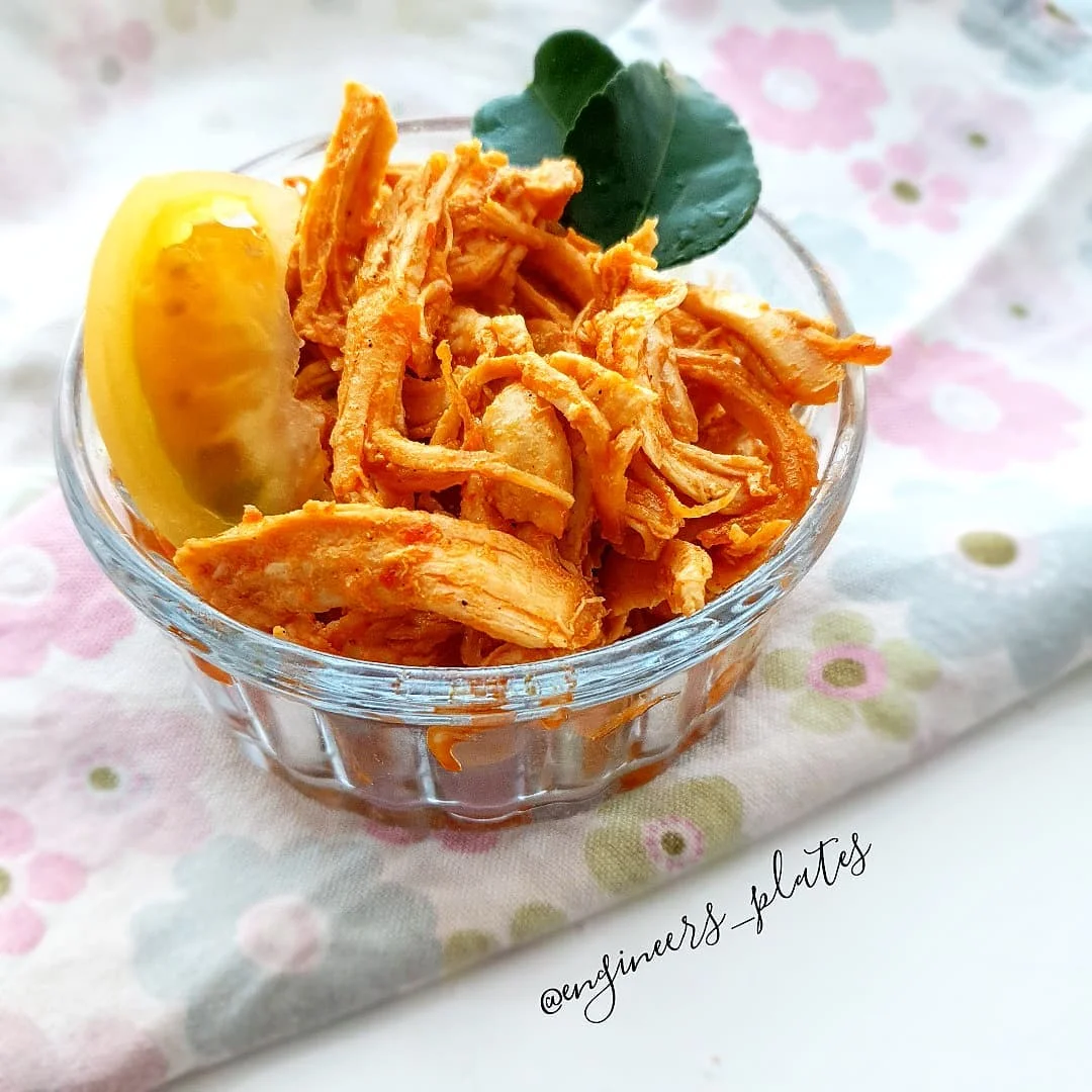 Ayam suwir (pollo sfilacciato)