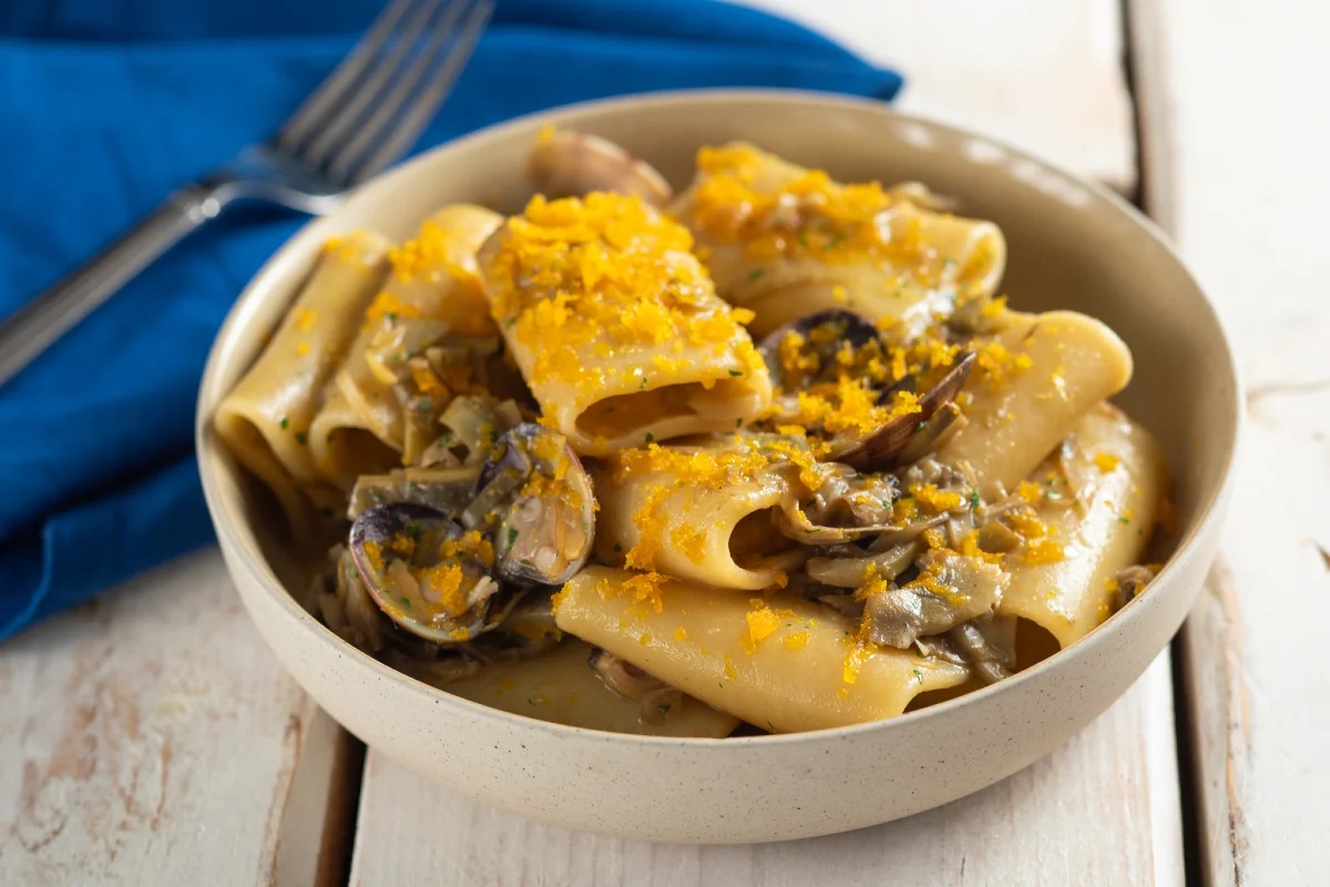 Paccheri com alcachofras, amêijoas e bottarga