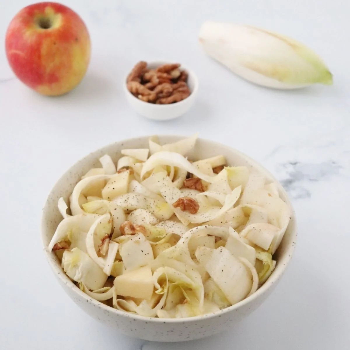 Salade d'endives aux noix et aux pommes