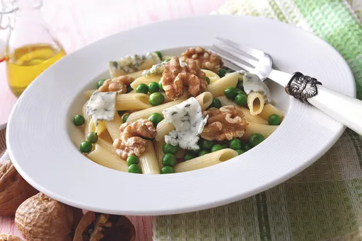 Pasta with gorgonzola and walnuts