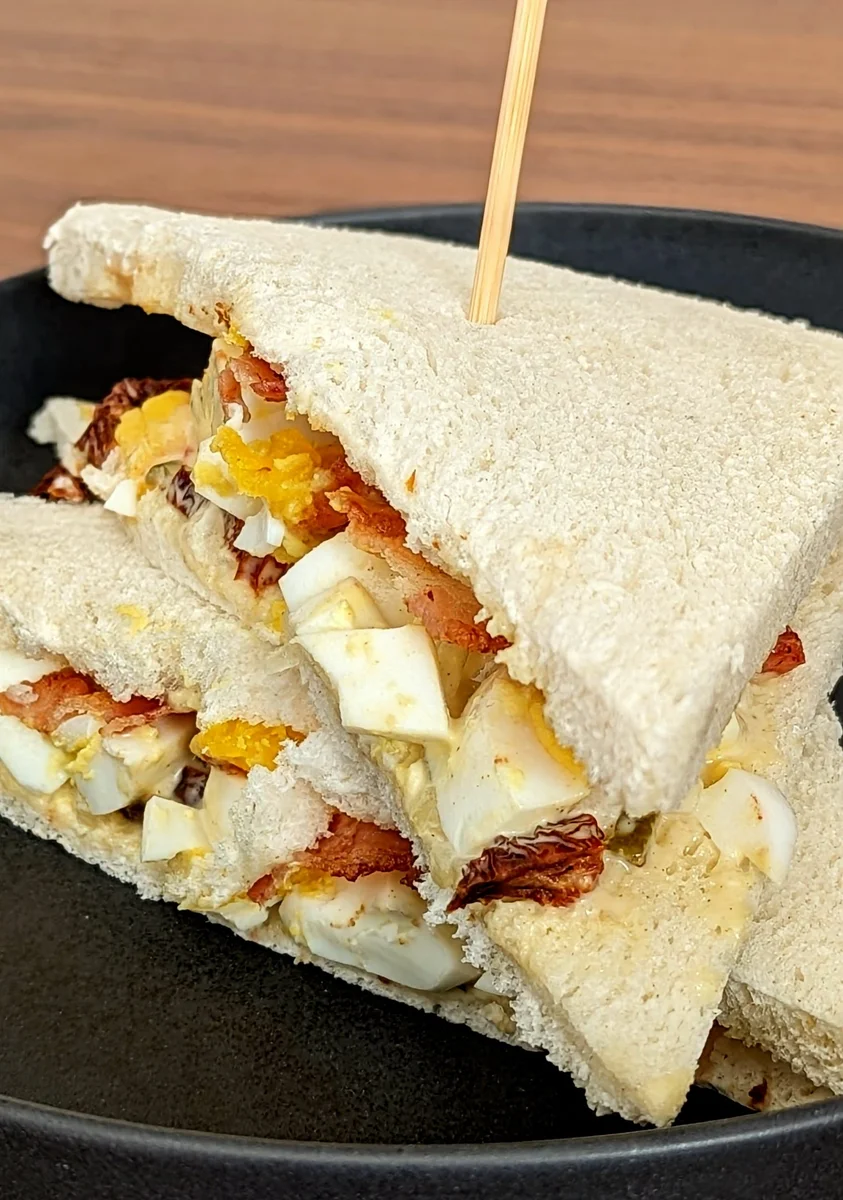 Tramezzino Uova, Bacon & Pomodori