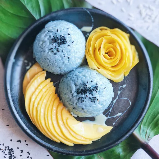 Arroz glutinoso com manga e coco