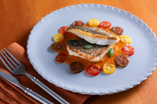 Filete de lubina con tomates cherry