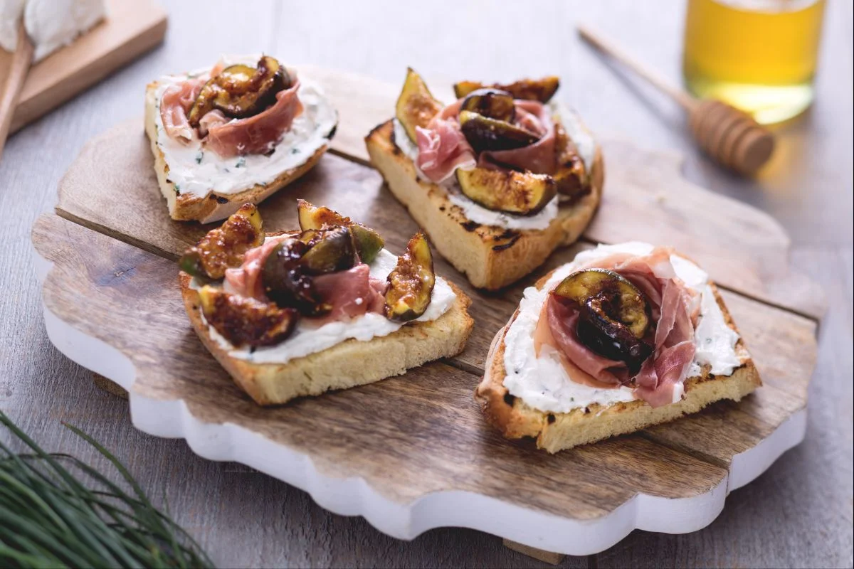 Bruschetta con fichi e prosciutto crudo dolce