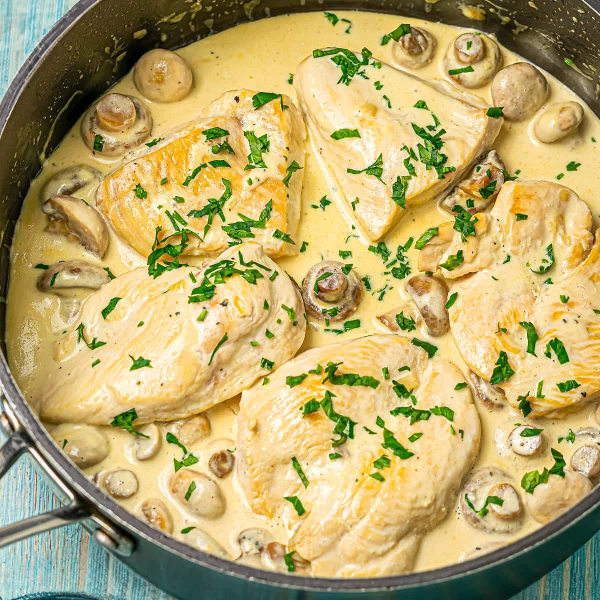 Blancs de poulet à la sauce aux champignons à la poêle