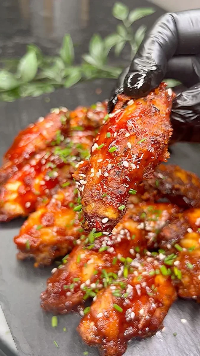 Ali di pollo glassate al miele e barbecue