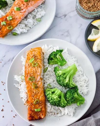 Salmão ao estilo asiático com arroz e legumes no vapor