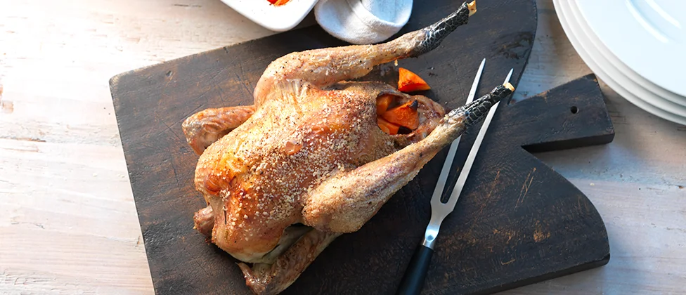 Poulet rôti au four avec des légumes-racines et des pommes de terre