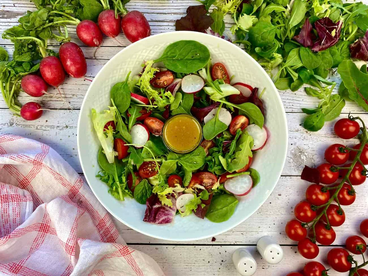Salade verte avec une vinaigrette au miel et à la moutarde