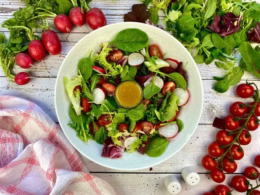 Insalata verde con condimento al miele e senape