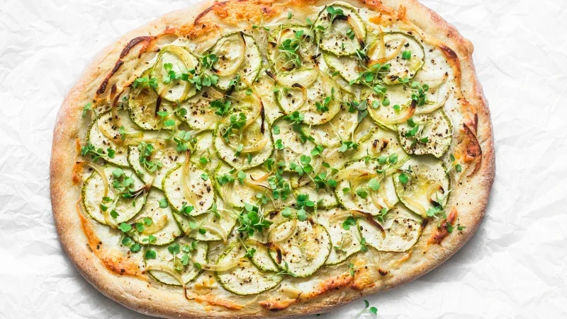Fladenbrot mit Zucchini und Zitronenschale