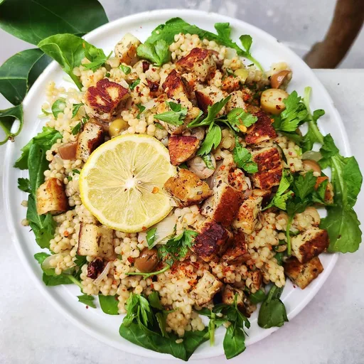 Cuscuz mediterrâneo com halloumi empanado em za’atar