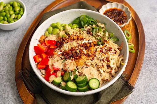 Salada de arroz crocante com molho asiático de tahine