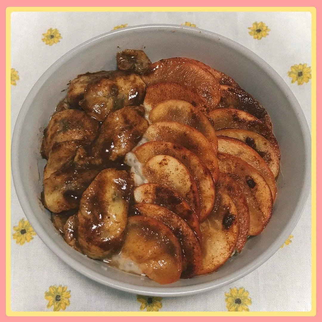 Porridge d’avena con mele e banana caramellate