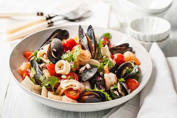 Insalata asiatica di frutti di mare senza glutine