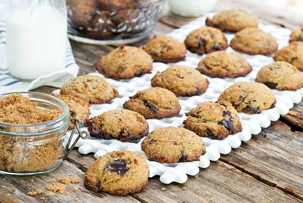 Biscotti con gocce di cioccolato e «zucchero» di canna, senza zucchero e cereali